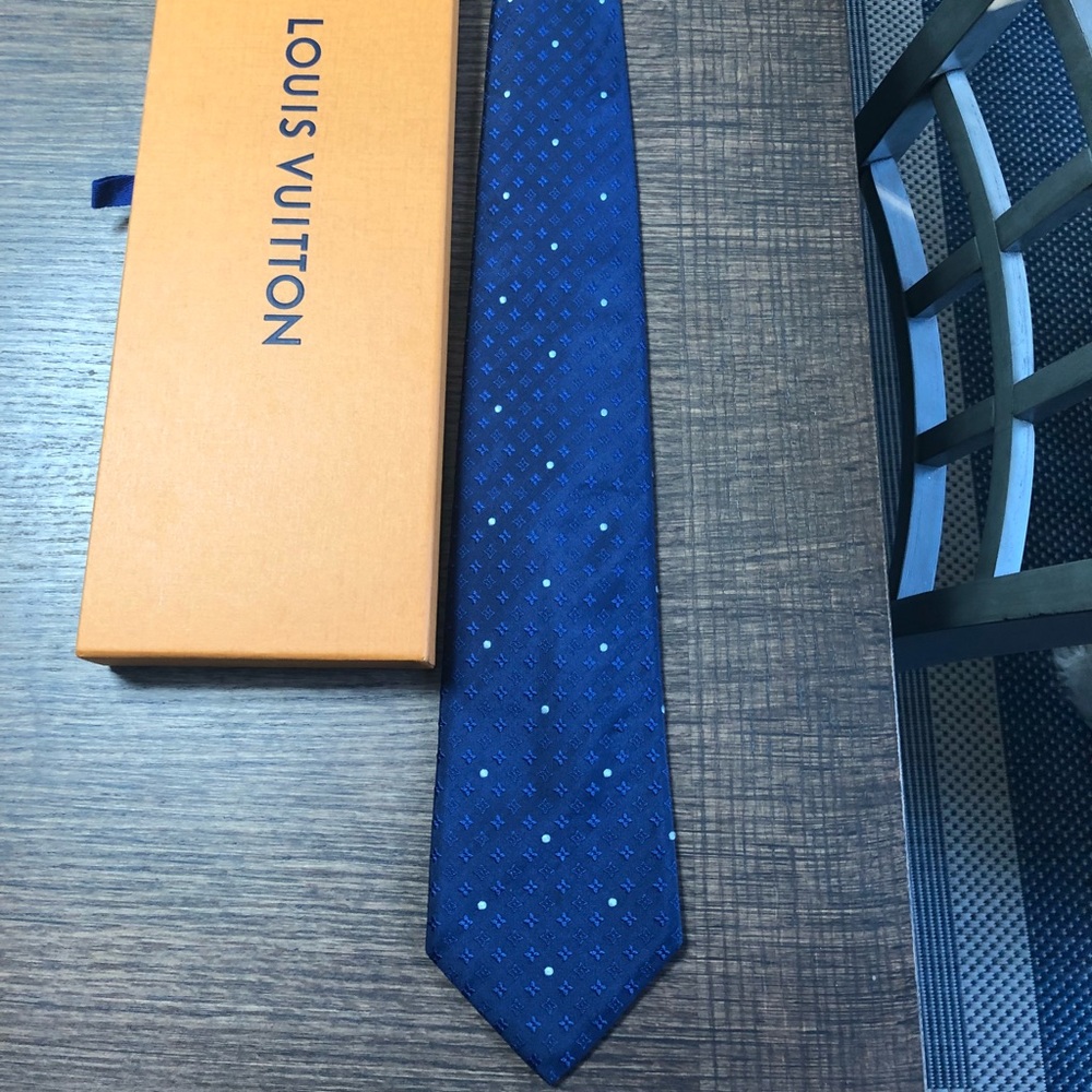 LOUIS VUITTON TIE NEVER WORN WITH ORIGINAL BOX